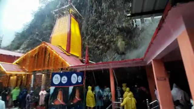 मौसम ने बदला करवट यमुनोत्री धाम में हो रही है  बर्फवारी तीर्थयात्री उठा रहे है बर्फबारी का लुत्फ़  तीर्थयात्रीयों को साव