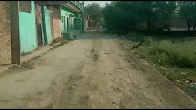 खप्टिहा कलाँ गांव में हर घर जल योजना के तहत खोदी गई आरसीसी रोड न बनने की वजह से परेशान हैं ग्रामीण