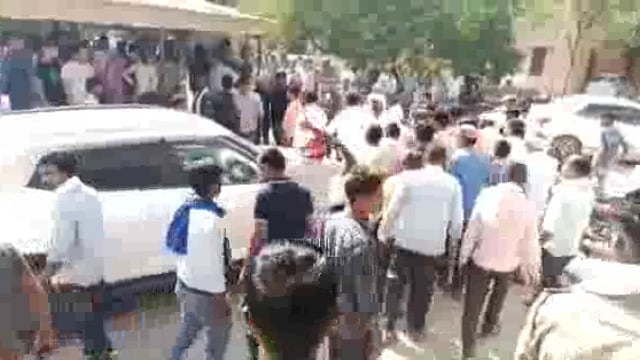 लालगंज थाना क्षेत्र के बेलहनी गांव में बिजली का करंट लगने से संविदा कर्मी की हुई मौत।