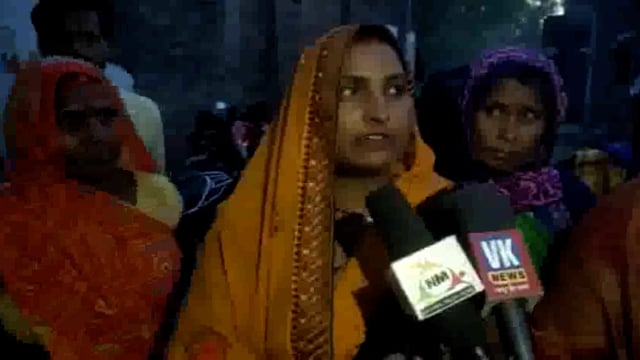 नगर पंचायत हीरागंज मे अन्नू सरोज के समर्थन में जिला पंचायत सदस्य क्षमा सिंह का नुक्कड़ सभा
अनार पर मतदान करने की अपील