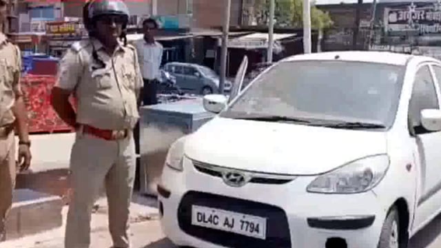 लावारिस हालत में मिली कार पुलिस ले गई थाना 