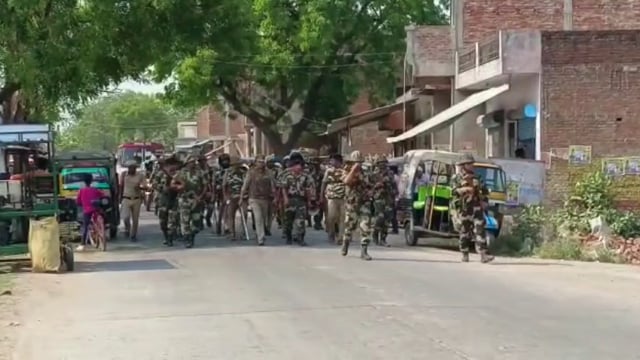 4 मई को होने वाले नगर पंचायत चुनाव को लेकर सीओ सदर अमरनाथ गुप्ता की अगुवाई में हीरागंज बाजार में हुआ फ्लैग मार्च,