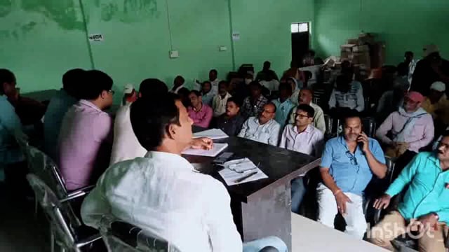 सुगौली के प्रखंड सभागार में जाति गणना को लेकर बीडीओ ने पर्यवेक्षकों के साथ की समीक्षा बैठक।