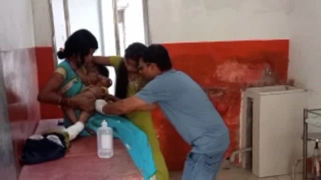 बस स्टैंड चौक के समीप जुगाड़ गाड़ी की चपेट में आने से 2 वर्षीय बच्ची हुई गंभीर रूप से जख्मी प्राथमिक उपचार के बाद रेफर ।