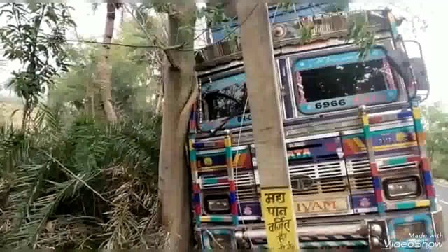 प्रखंड के नवाबगंज मोड़ के समीप एक ट्रक वाहन का टायर फटा बाल-बाल बचे चालक व उप चालक