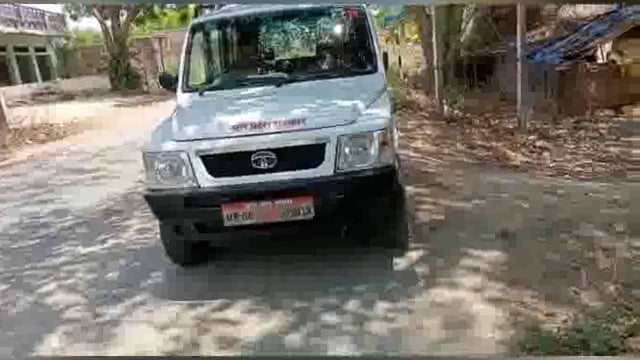 भदोही कटरा कोनिया स्थित सरकारी पशु सेवा केन्द्र पर लटका ताला सालों से गायब है सरकारी कर्मचारी, गेट खुला तो मिला.