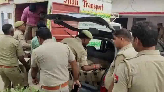 मांट यमुना एक्सप्रेस वे टोल पर निकाय चुनाव के लिए लाई जा रही 15लाख की शराब पकड़ी तीन तस्कर दबोचा