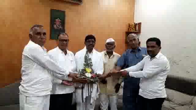 नूतन संचालक शिवाजी हुडे व प्रीतीताई भोसले यांचा नागलगाव ग्रामपंचायतीने केला सत्कार