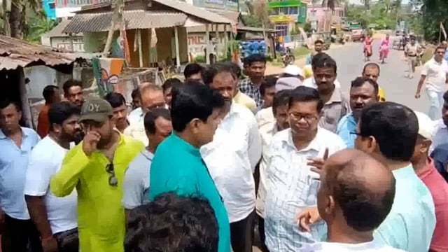  এক্তারপুর গ্রামে তৃণমূল কংগ্রেসের পার্টি অফিস আগুনে ভুষিভূত খতিয়ে দেখছেন এগরা বিধানসভার বিধায়ক তরুণ কুমার মাইতি মহাশয