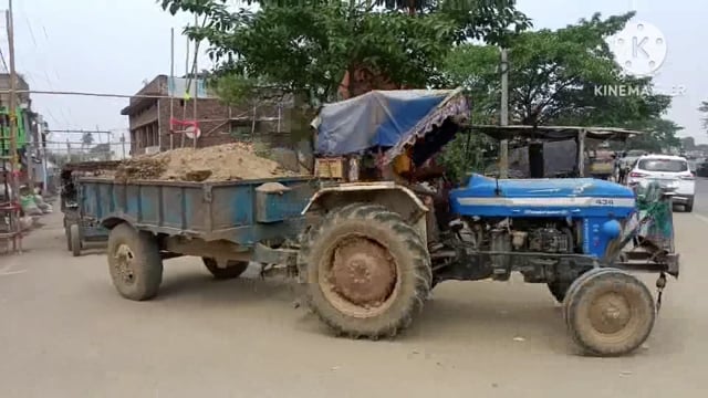 ट्रैक्टर पर खुले रूप से मिट्टी ले जाने से ग्रामीणों को हो रही परेशानी खास करके  स्कूली बच्चों  को होती है परेशानी