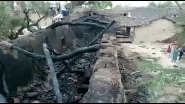 अलोना गांव में अज्ञात कारणों के चलते किसान के घर में लगी आग,आग से सब कुछ जलकर राख