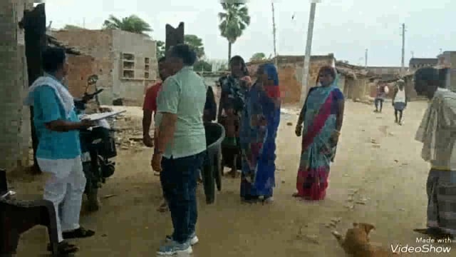 प्रखंड विकास पदाधिकारी राजेश कुमार दिनकर ने चल रहे मतगणना कार्य का परना डावर के क्षेत्र में किया निरीक्षण