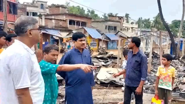 শিবপুর বাজারে বিধ্বংসী আগুনে১০টি দোকান ঘর পুড়ে ছাই, ঘটনাস্থলে এগরার বিধায়ক তরুণ কুমার মাইতি মহাশয়
