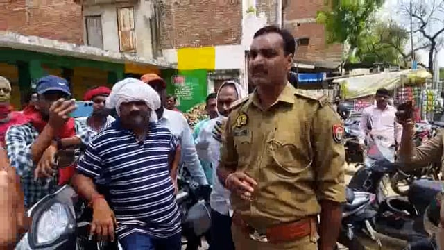 उड़नदस्ता पर लाखों खर्च,हाथ खाली
कुंडा मे सपा को पुलिस ने आदर्स आचार संहिता का पढ़ाया पाठ,सपाईयों अन्य पर मेहरबान आरोप