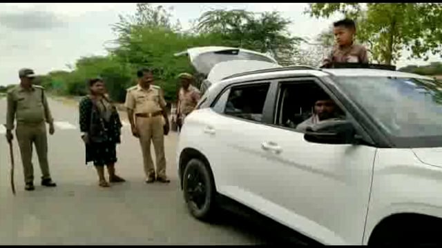 हमीरपुर बांदा बॉर्डर सिकहुला गांव में एक्साइज विभाग की टीम,जसपुरा पुलिस ने नगर निकाय चुनाव को लेकर वाहन चैकिंग अभियान 