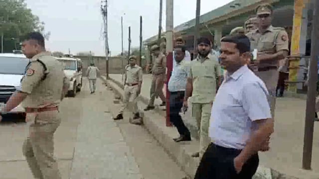  डीएम एसएसपी ने निर्वाचन व्यवस्थाओं का निरीक्षण किया मंडी समिति में बने स्ट्रांग रूम का