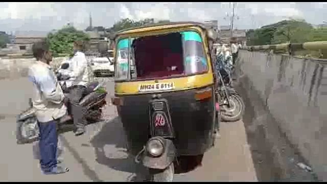 नळेगावं उडान पुलावर ऑटो रिक्षा व कारचा अपघात,ऑटोचालक जखमी