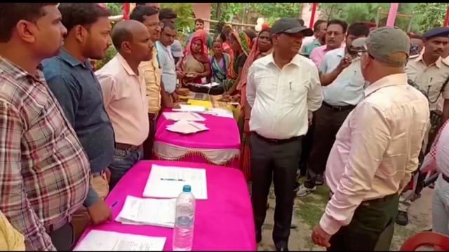 लखीसराय जिले के कजरा बाजार स्थित उत्क्रमित मध्य विद्यालय परिसर में प्रशासन आपके द्वार कार्यक्रम आयोजित 