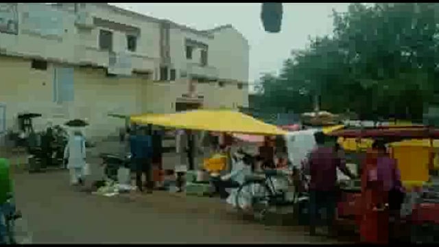 पैलानी तहसील क्षेत्र में बारिश की वजह से फसलों की बर्बादी देखकर किसान चिंतित