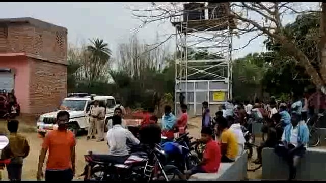 बल्लीकित्ता पंचायत के गदाल गांव में एक व्यक्ति कि निर्मम हत्या कर शव को जलमीनार से लटकाया ।