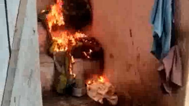 घर में रखे कपड़ों में प्रतिदिन लग रही है आग आग को लेकर परिजन परेशान