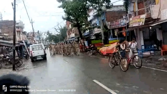 तरबगंज सीओ ने पैरामिलेट्री फोर्स के साथ किया पैदल गस्त लिया सुरक्षा व्यवस्था का जायजा