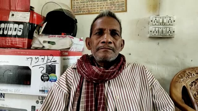 बलरामपुर: पीड़ित अधेड़ लगा रहा विद्युत विभाग के चक्कर बिना कनेक्शन के आ रहा विद्युत बिल।