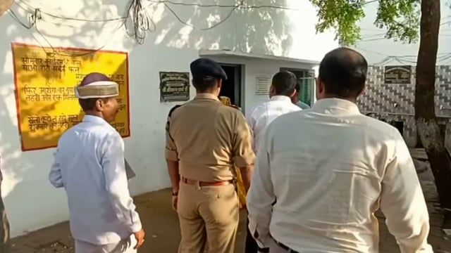 मथुरा में 15 निकाय के लिए डाले जा रहे वोट 9.55 लाख चुनेंगे शहर की सरकार चल रहा है शांतिपूर्वक मतदान