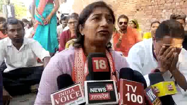 कुंडा की भाजपा प्रत्याशी सुमन साहू ने कुंडा में फर्जी वोटिंग का लगाया बड़ा आरोप बैठी धरने पर जहाँ प्रशासन बना रहा मूकदर्