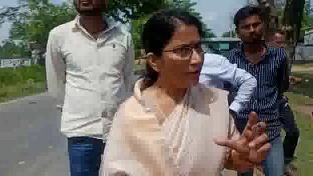 कुंडा में समाजवादी पार्टी की प्रत्याशी सीमा यादव ने लगाया बड़ा आरोप फर्जी आधार कार्ड द्वारा हो रही वोटिंग,