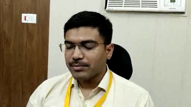 जनपद संभल में नगर निकाय चुनाव के संबंध में जानकारी देते जिला अधिकारी मनीष बंसल |