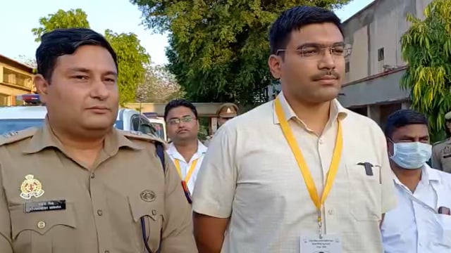 जनपद संभल में नगरीय निकाय चुनाव के संपन्न होने के संबंध में जानकारी देते जिलाधिकारी मनीष बंसल |