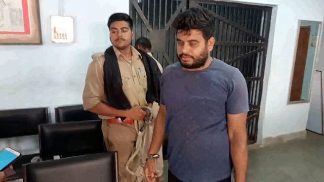 सूरजगढ़ा थाना कांड संख्या 79 ऑब्लिक 23 के नामजद अभियुक्त को गिरफ्तार कर पुलिस हिरासत में भेजा जा रहा जेल