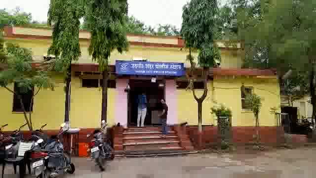 पैशाच्या कारणासाठी महिलेला घराबाहेर हाकलून दिले,महिलेच्या तक्रारीवरून गुन्हा नोंद