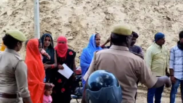 मिशन शक्ति अभियान के तहत मिश्रौलिया पुलिस द्वारा मधवापुर और अशोगवा में महिलाओं को किया गया जागरूक