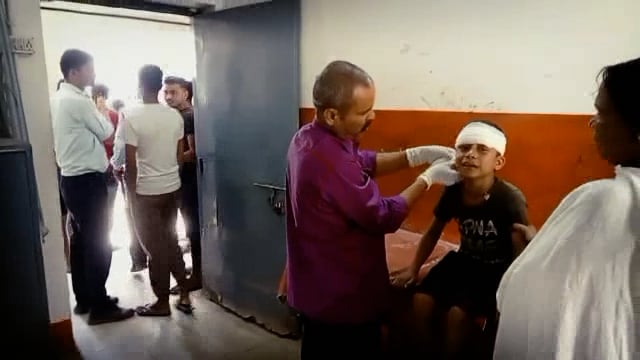 खरदौरी गांव में बाइक की टक्कर से 5 वर्षीय बालक हुआ  जख्मी  विवाद को लेकर अस्पताल परिसर में ही भिड़े दोनों पक्ष ।