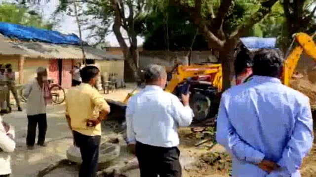 अवैध निर्माण कर आम रास्ता किया अवरुद्ध, हाईकोर्ट के आदेश पर चला बुलडोजर
