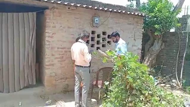विधुत विभाग के कर्मचारियों ने चलाया मीटर रीडिंग चेकिंग अभियान, बिल निकालते हुए लोगों को जमा करने का दिया निर्देश 