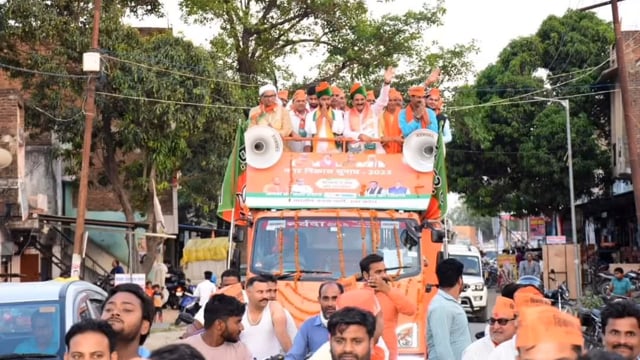इटवा तहसील में पहुंची प्रदेश सरकार की विकास रथ यात्रा रथ यात्रा में पूर्व बेसिक शिक्षा मंत्री सतीश द्विवेदी हुए शामिल