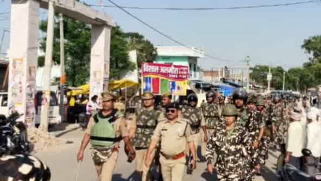 नगर पंचायत चुनाव को लेकर नगर पंचायत इटवा में सशस्त्र सीमा बल व पुलिस कि संयुक्त टीम ने किया पैदल गस्त