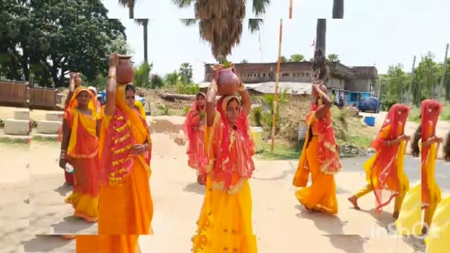 सलैयाकला नवनिर्मित शिव मंदिर मे प्राण प्रतिष्ठा के लिए निकाली गई भव्य कलश यात्रा।