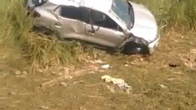 यमुना एक्सप्रेस वे के माइलस्टोन 85 पर कलाबाजी खाती हुई कार सर्विस रोड पर पलटी 4 लोग हुए घायल