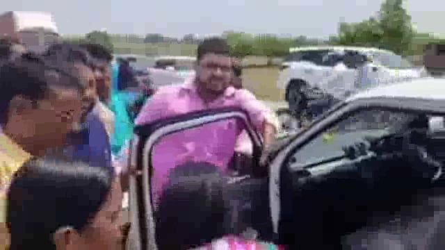 मोघा येथे अपघात ग्रस्तांना माजी आमदार सुधाकर भालेराव यांनी केली मदत