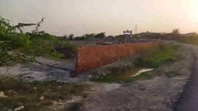 ग्राम सभा की भूमि पर बाउंड्री निर्माण करने का आरोप, लेखपाल ने रोका निर्माण
पैमाइस कराने के बाद निर्माण करने को कहा