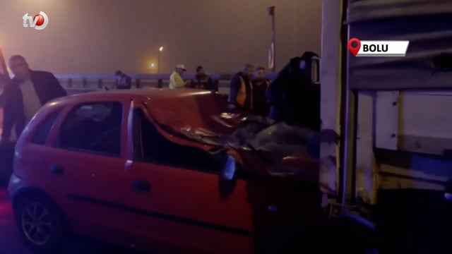 Otomobil, Otoyolda Makaslayan Tıra Ok Gibi Saplandı 4 Yaralı