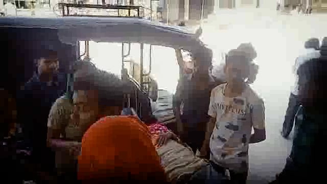 दौना गांव में ऑटो की टक्कर से बाइक सवार हुआ गंभीर रूप से जख्मी ।