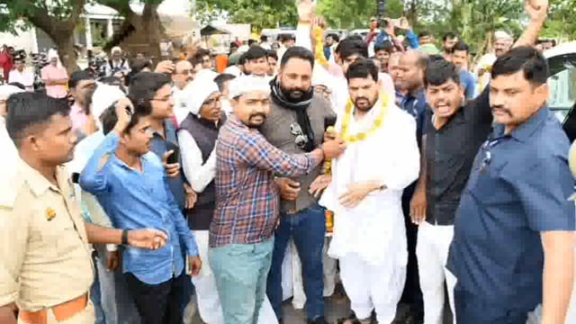 तरबगंज तहसील क्षेत्र के विभिन्न जगहों पर आयोजित वैवाहिक कार्यक्रम में पहुंचे कैसरगंज सांसद का समर्थकों ने ने किया स्वागत