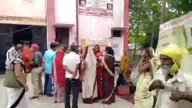 तरबगंज सामुदायिक स्वास्थ्य केंद्र पर बकाया मानदेय न मिलने से आशा बहुओं का अनिश्चितकालीन धरना प्रदर्शन शुरू