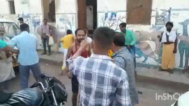 धर्म नगरी वृंदावन  परिक्रमा मार्ग में जमकर चले लाठी-डंडे वीडियो हुआ मारपीट का वायरल