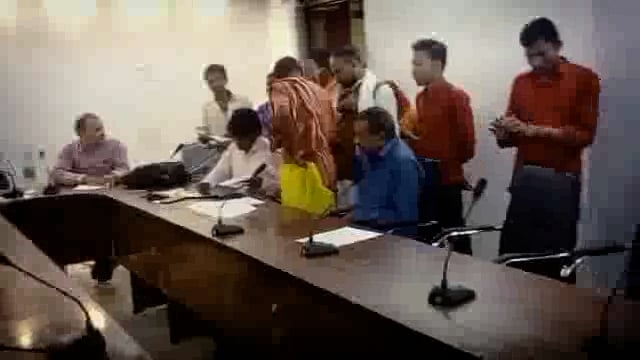 अमरपुर प्रखंड मुख्यालय में पंचायत उप निर्वाचन को लेकर नामांकन के आखिरी दिन अभ्यर्थियों की लगी भीड़ ।